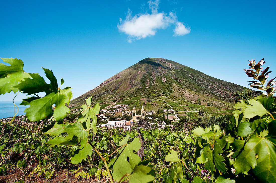 Blick vom Monte Fossa delle Felice auf den Monte dei Porri, Salina, Liparische Inseln, Sizilien, Italien