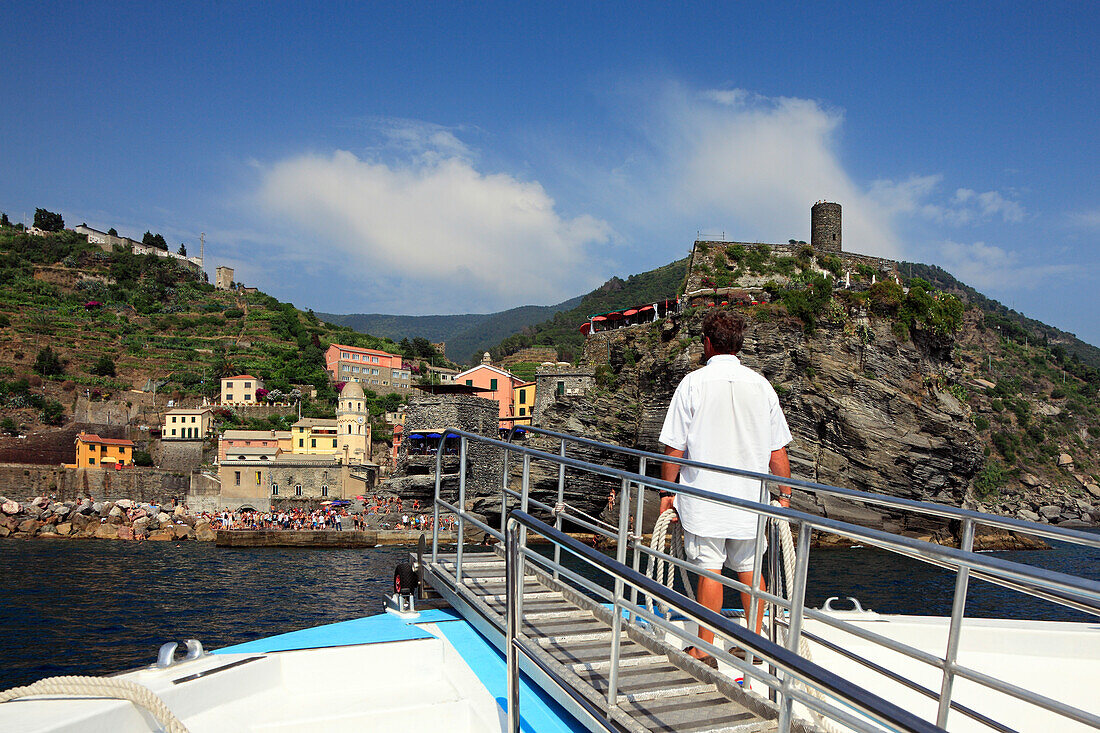 Ausflugsschiff beim Anlegen, Vernazza, Bootsfahrt entlang der Küste, Cinque Terre, Ligurien, Italienische Riviera, Italien, Europa