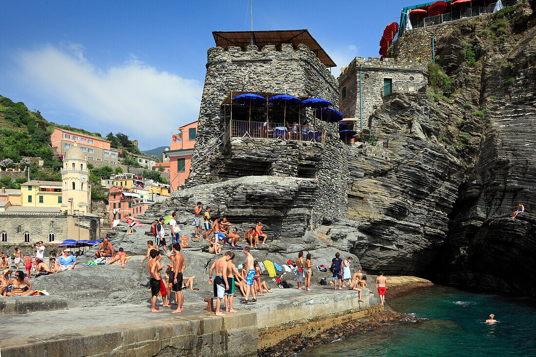 Menschen auf der Hafenmauer, Vernazza, Bootsfahrt entlang der Küste, Cinque Terre, Ligurien, Italienische Riviera, Italien, Europa