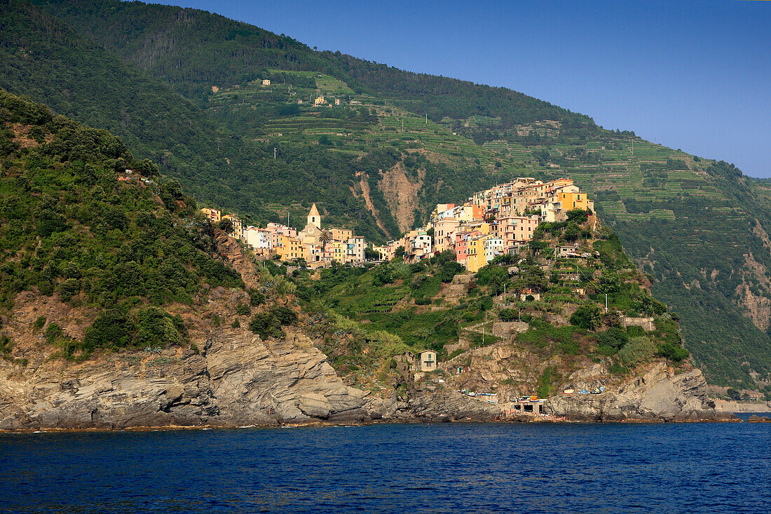 Blick vom Meer auf Corniglia, Bootsfahrt entlang der Küste, Cinque Terre, Ligurien, Italienische Riviera, Italien, Europa