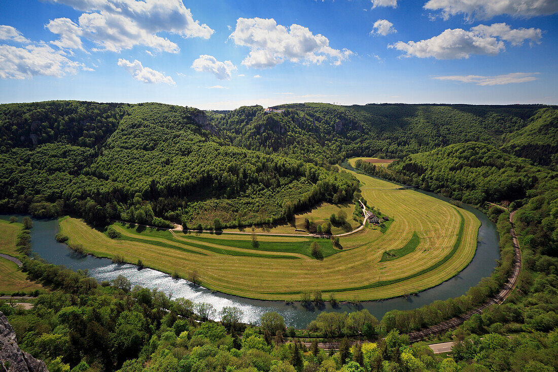 Blick auf die Donauschleife nahe Kloster Beuron, Naturpark Obere Donau, Schwäbische Alb, Baden-Württemberg, Deutschland