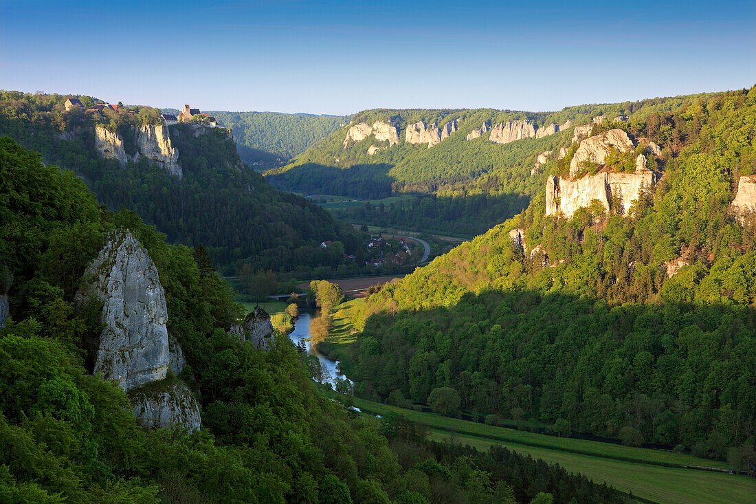 Blick über das Donautal zum Schloss Werenwag, Naturpark Obere Donau, Schwäbische Alb, Baden-Württemberg, Deutschland