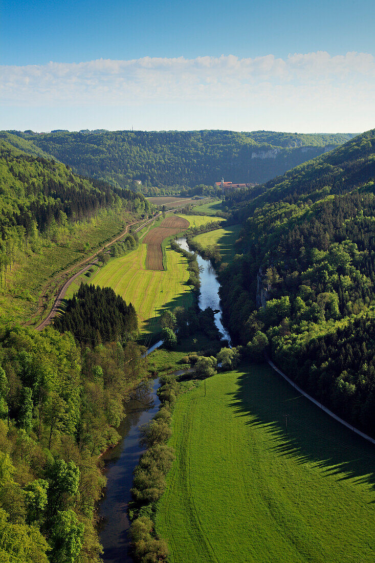 Blick über das Donautal zum Kloster Beuron, Naturpark Obere Donau, Schwäbische Alb, Baden-Württemberg, Deutschland