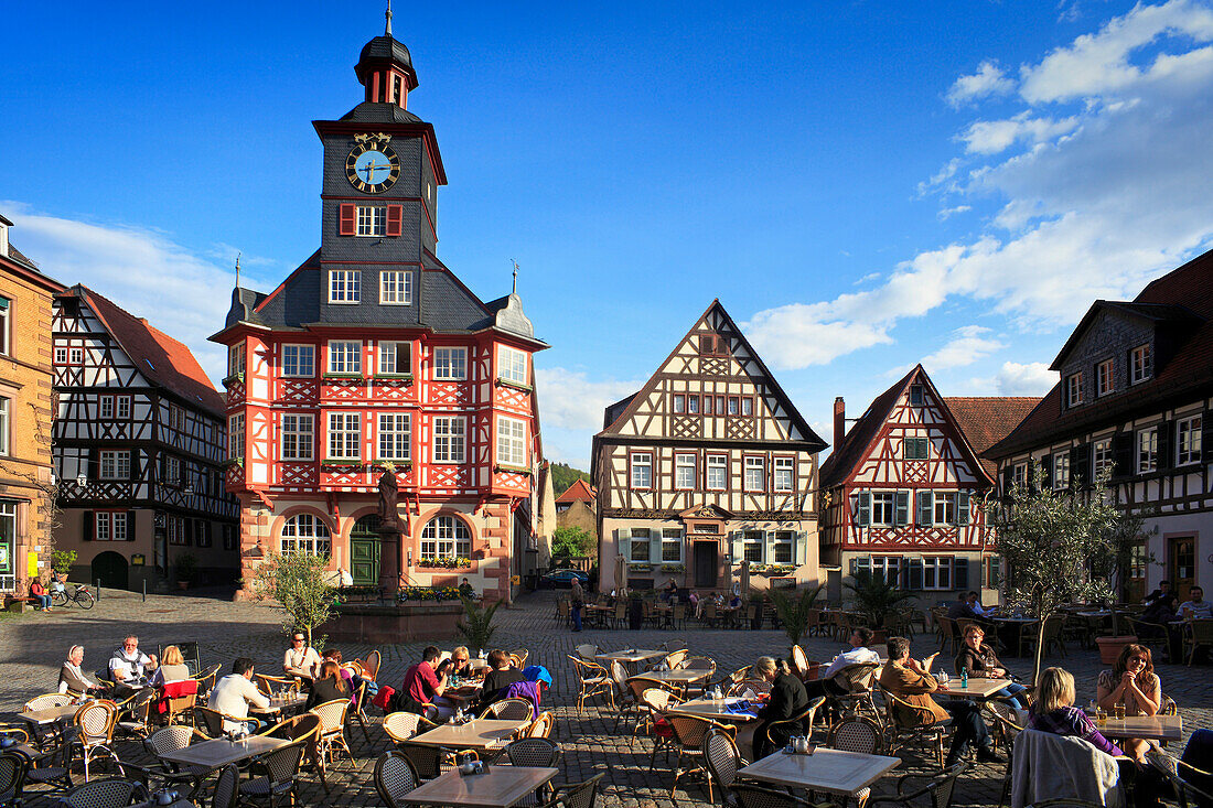 Restaurantgäste am Marktplatz, Rathaus und Marktbrunnen im Hintergrund, Heppenheim, Hessische Bergstraße, Hessen, Deutschland
