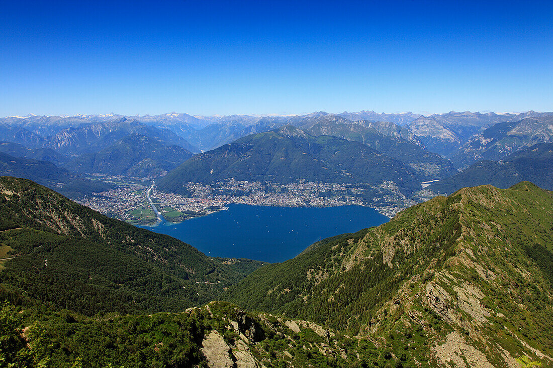 Blick vom Monte Tamaro auf den Lago Maggiore mit Locarno und dem Mündungsdelta der Maggia, Bergwanderung zum Monte Tamaro, Tessin, Schweiz