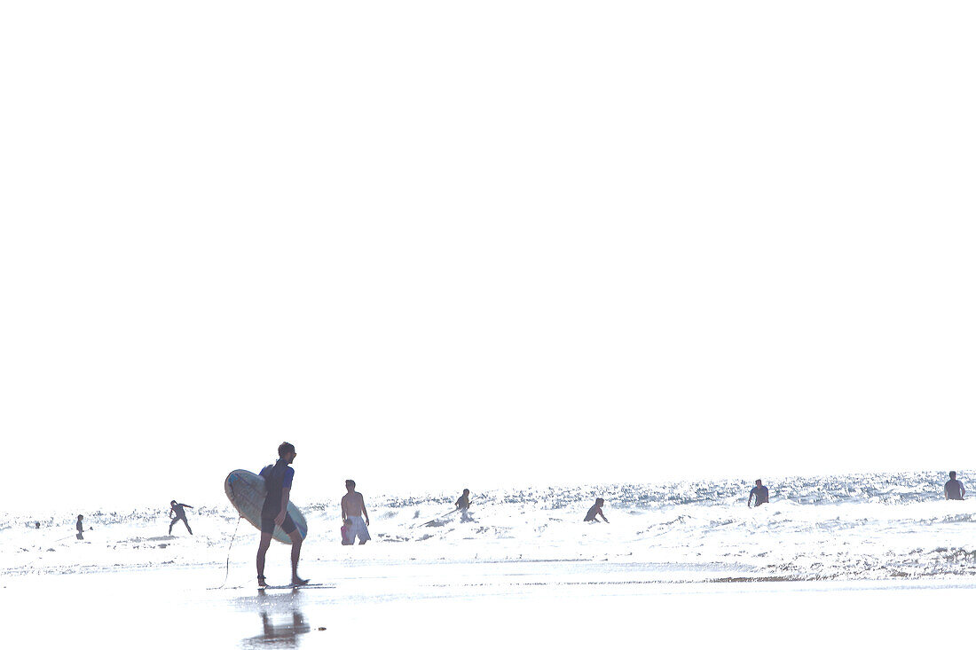 Surfer am Strand, Istmo de la Pared, Fuerteventura, Spanien