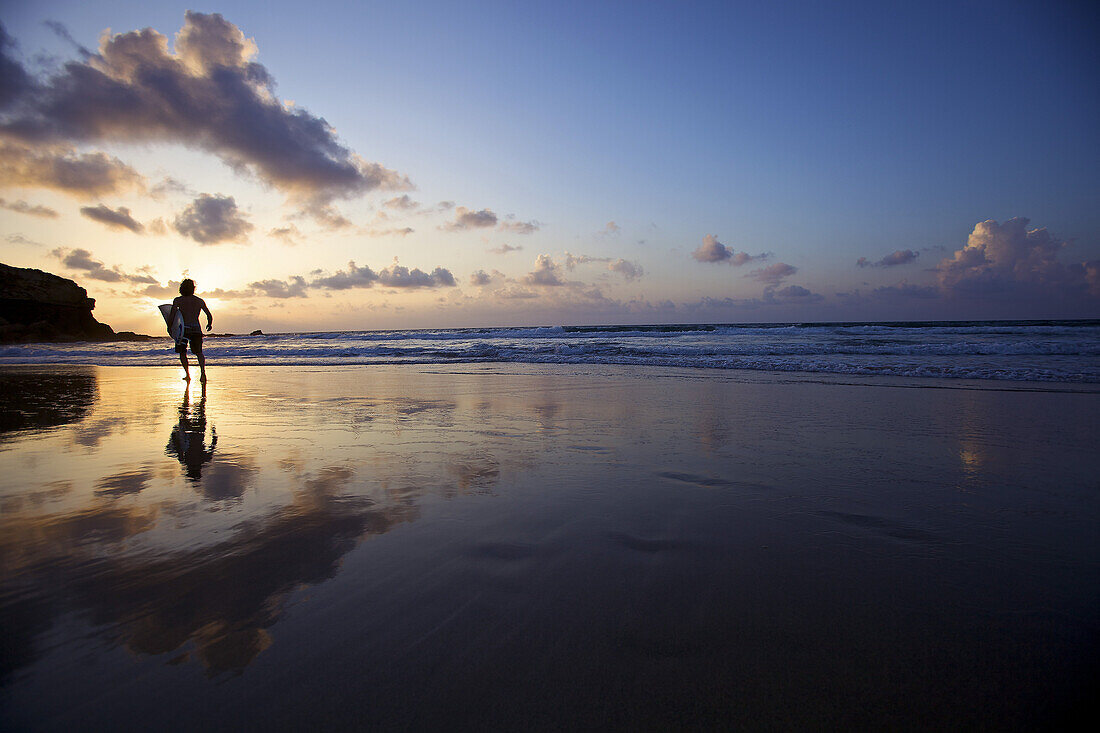 Surfer am Strand, Istmo de la Pared, Fuerteventura, Spanien