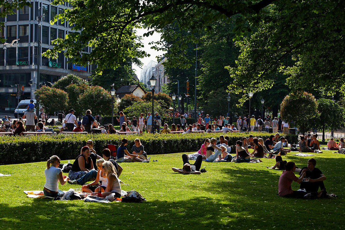 Esplanadi Park in summer, Helsinki, … – License image – 70307336 lookphotos