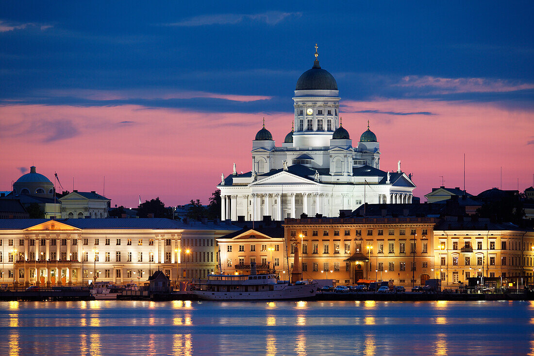 Hafenbecken und Repräsentationsbauten an der Norra und Pohjois Esplanade und der Dom von Helsinki, Kathedrale Tuomiokirko, Helsinki, Finnland