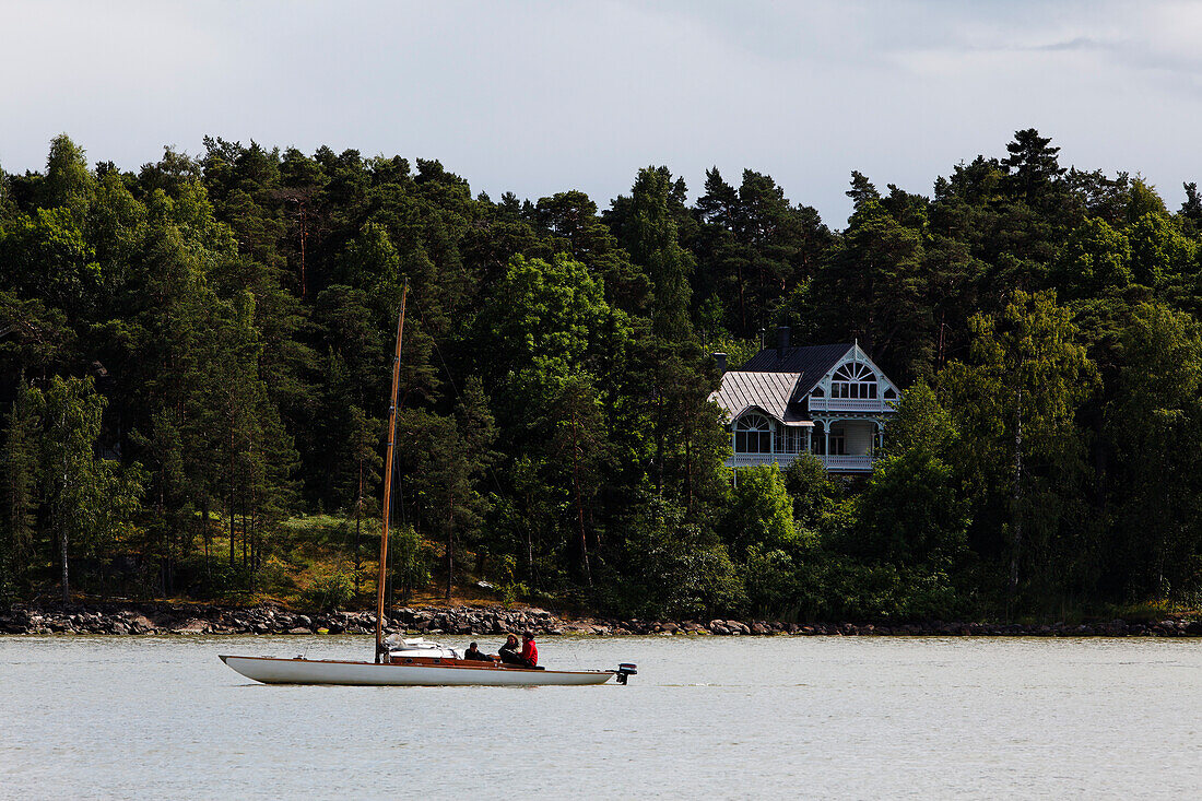 Hafeneinfahrt, Boot und Haus in Turku, Finnland