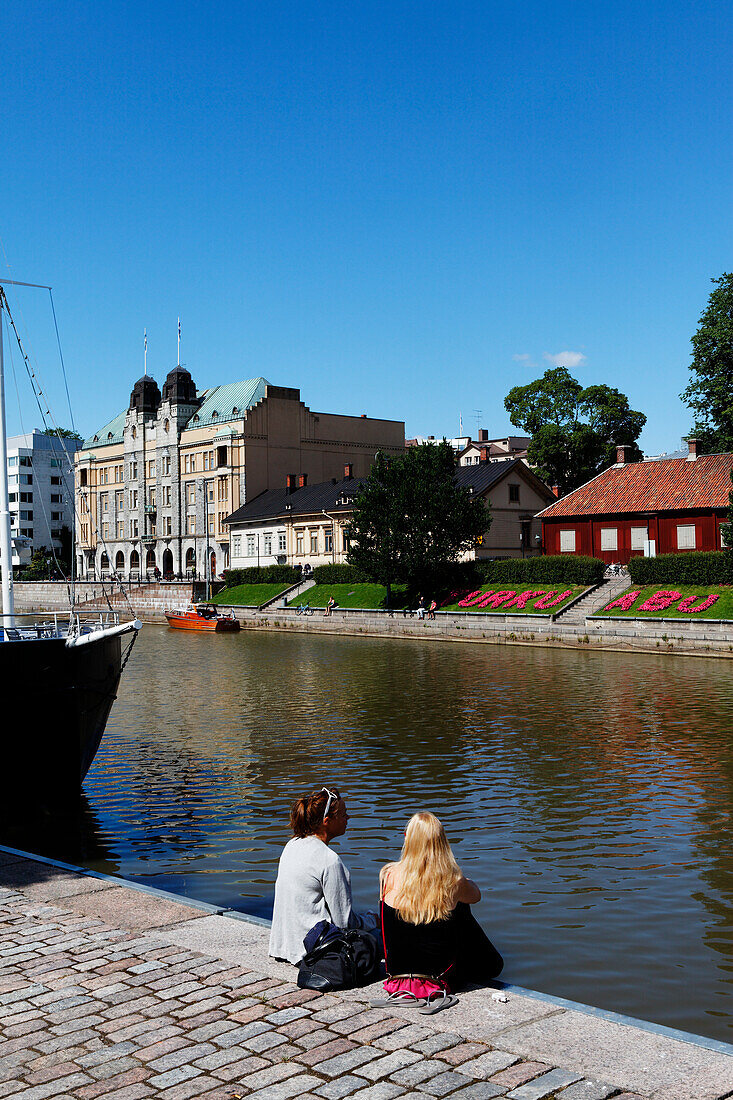 Zwei junge Frauen am Fluss Aurajoki, Turku, Finnland