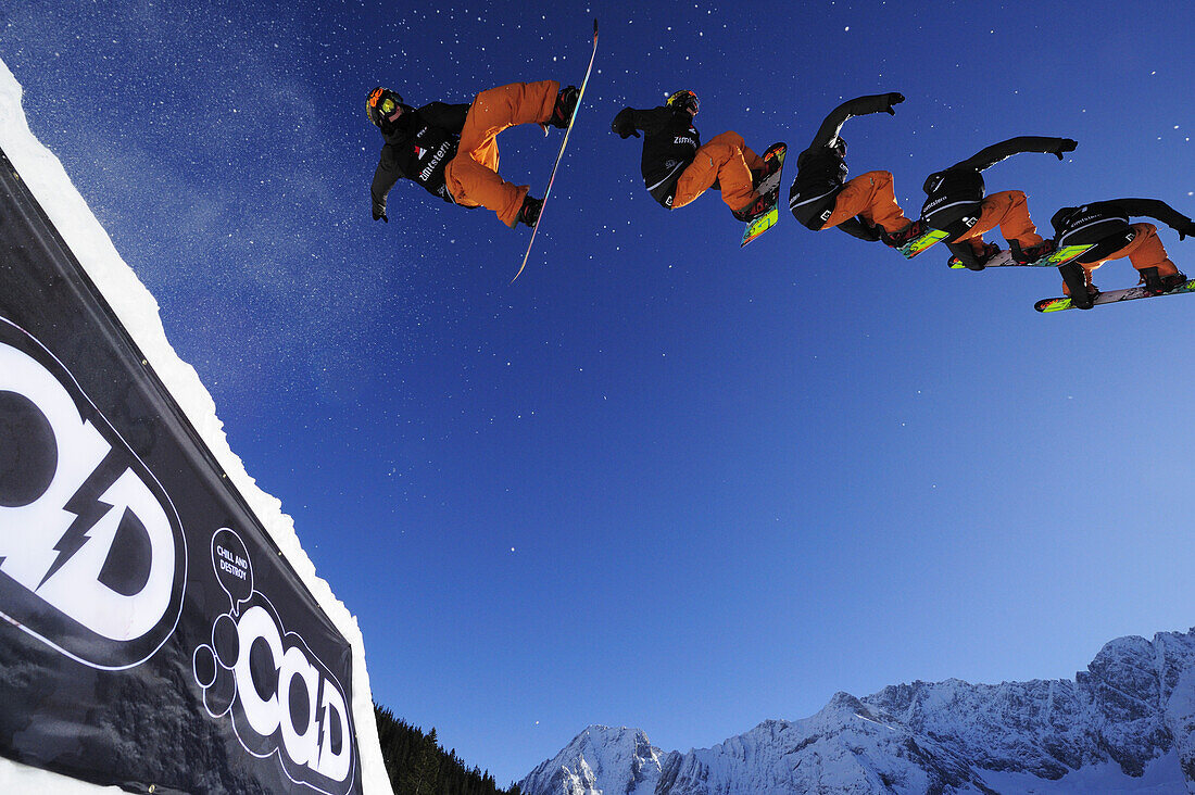 Snowboarder beim Sprung von Schanze, Funpark Ehrwalder Alm, Tiroler Zugspitzarena, Ehrwald, Tirol, Österreich