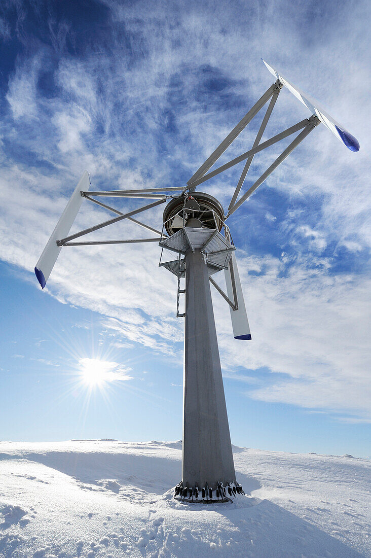 Windkraftrad im Schnee, Spitzinggebiet, Bayerische Voralpen, Bayerische Alpen, Oberbayern, Bayern, Deutschland