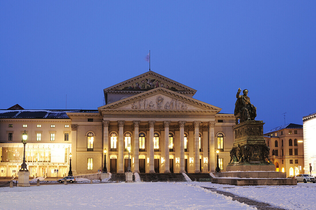 Beleuchtetes Nationaltheater mit Max-Joseph-Denkmal im Vordergrund, Nachtaufnahme, München, Oberbayern, Bayern, Deutschland