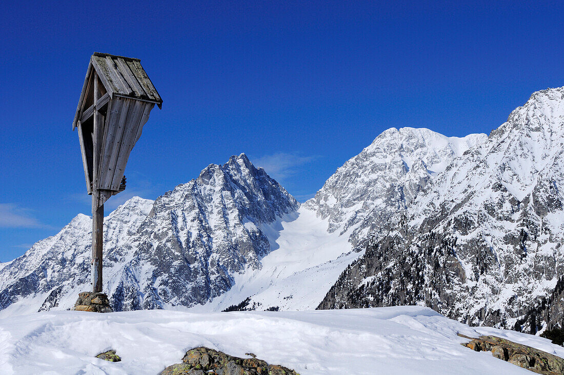 Wooden cross with Rieserferner range in background, Staller Sattel, Villgratner Berge range, South Tyrol, Italy