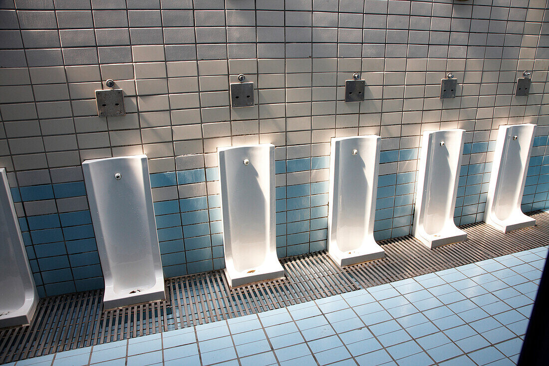 Herrentoilette im Hafen von Zadar, Kroatien, Europa