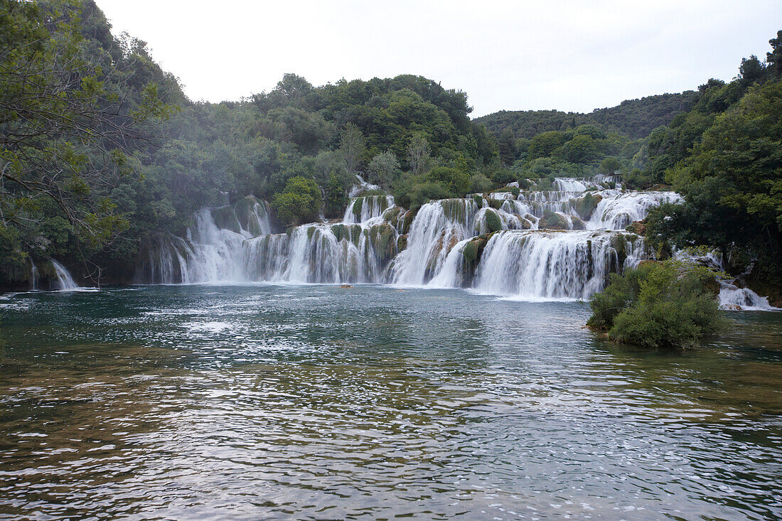 Blick auf die Krka Wasserfälle unter bedecktem Himmel, Kroatien, Europa