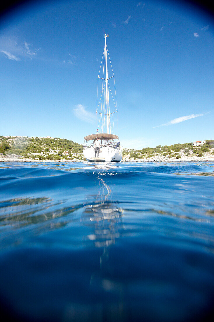 Segeljacht in einer Bucht in den Kornaten, Kroatien, Europa