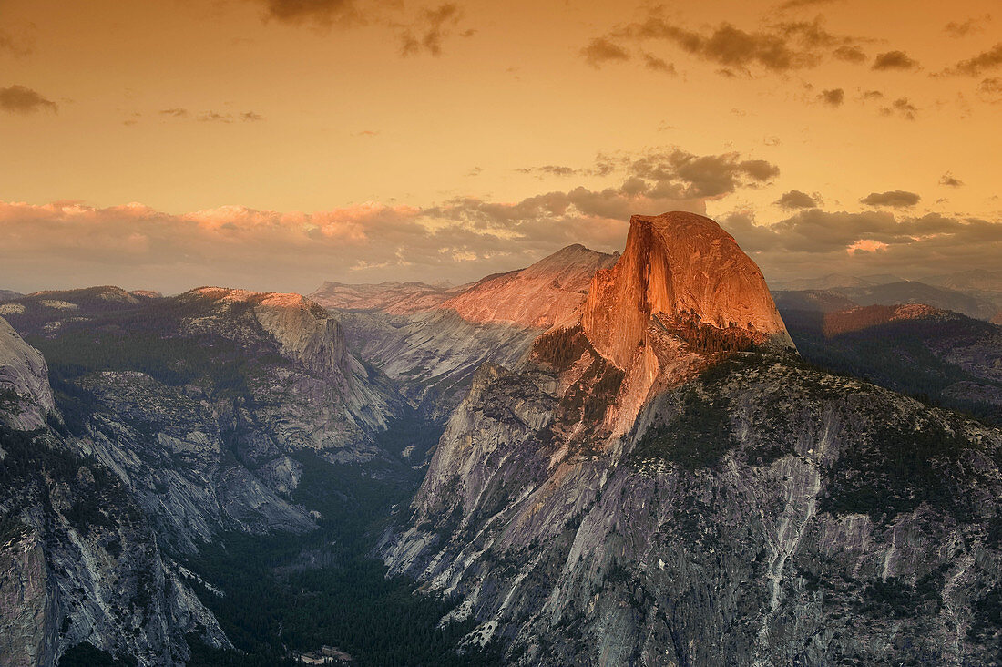 USA, California, Yosemite National Park, Glacier Point, view of Half Dome Mountain and Yosemite Valley