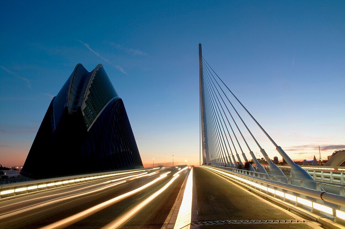 L'Assut d'Or Brücke und die Agora am Abend, City os Arts and Sciences. Valencia, Comunidad Valenciana, Spanien.