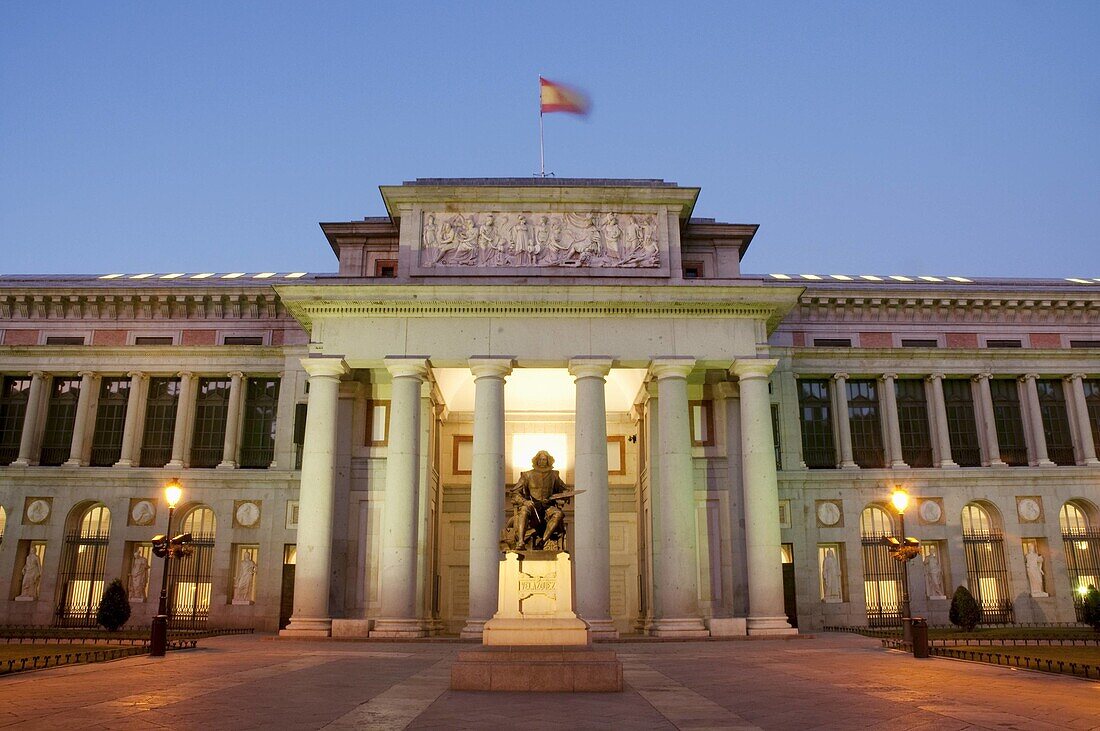 Hauptfassade bei Nacht Das Prado-Museum Madrid Spanien