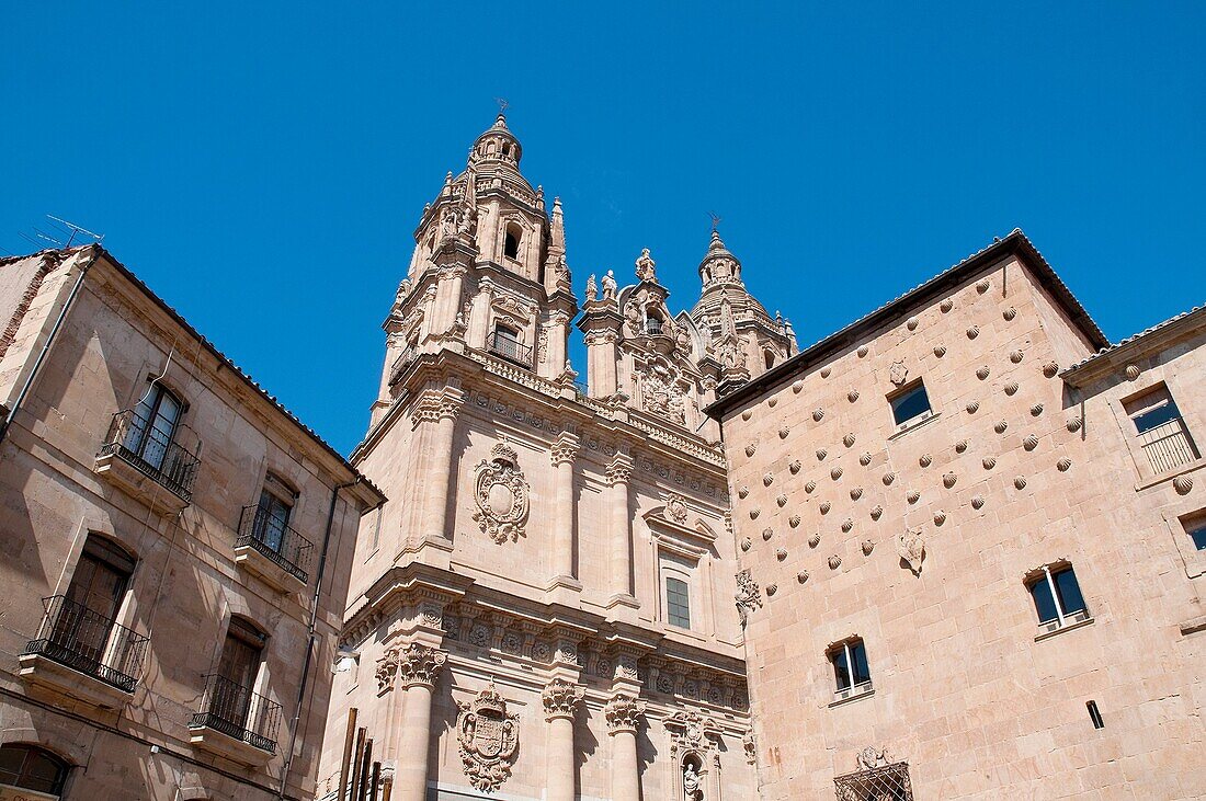 La Clerecía Kirche und Casa de las Conchas, Blick von unten Salamanca Kastilien-León Spanien