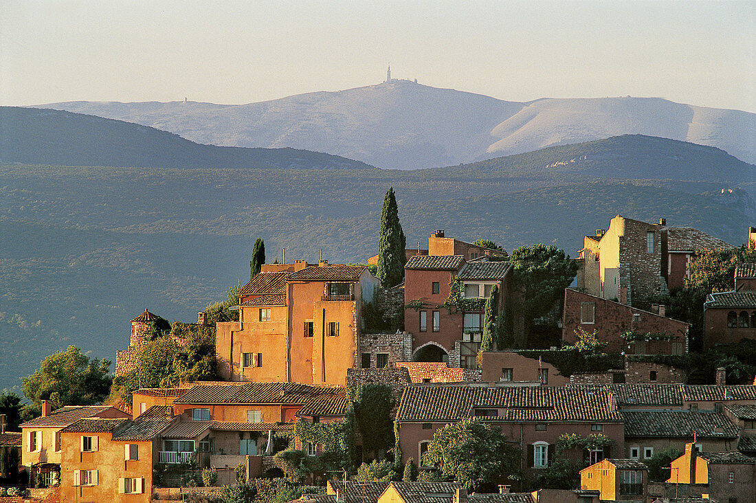 Roussillon village and Mont Ventoux. Vaucluse, Provence-Alpes-Côte d´Azur, France