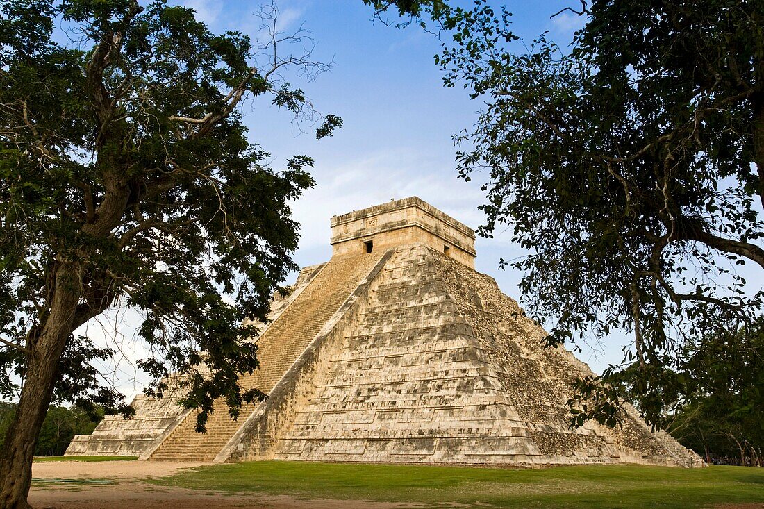 El Castillo Pyramid of Kukulcan or ´The Castle´ at the Mayan archeological site of Chichen Itza in Yucatan, Mexico