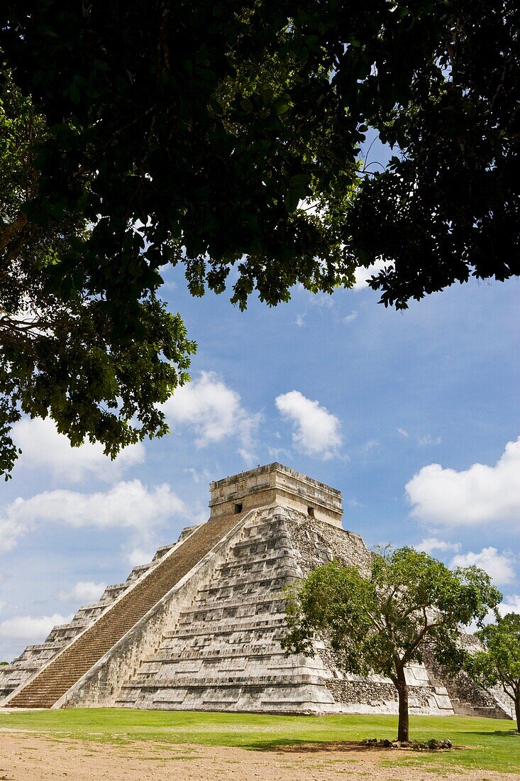 El Castillo Pyramid of Kukulcan or ´The Castle´ at the Mayan archeological site of Chichen Itza in Yucatan, Mexico