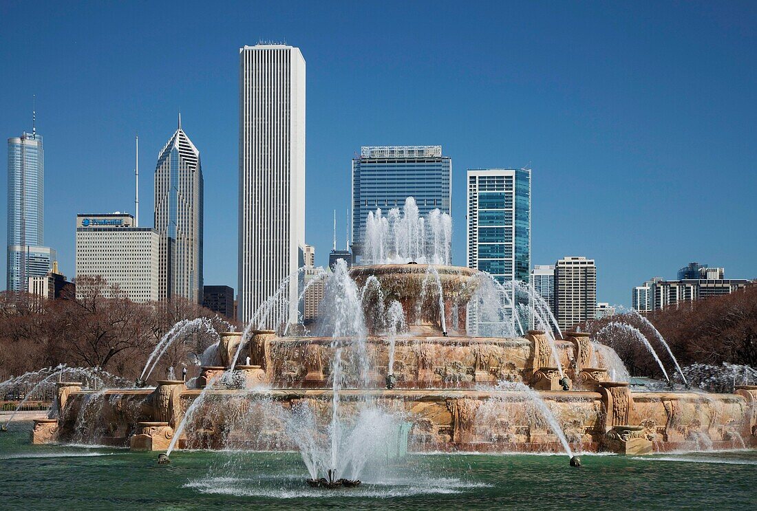 Chicago, Illinois - Buckingham Fountain in Grant Park  © Jim West