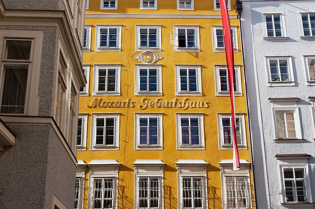 House on Getreidegasse where Mozart was born in 1756  Salzburg, Austria