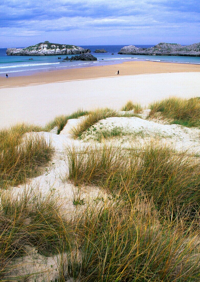 Playa de Ris con la isla de San Pedruco