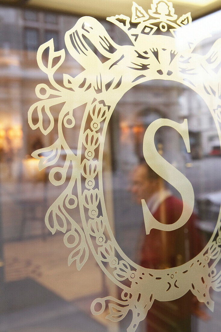 Fenster mit Wappen von Hotel Sacher, Wien, Österreich