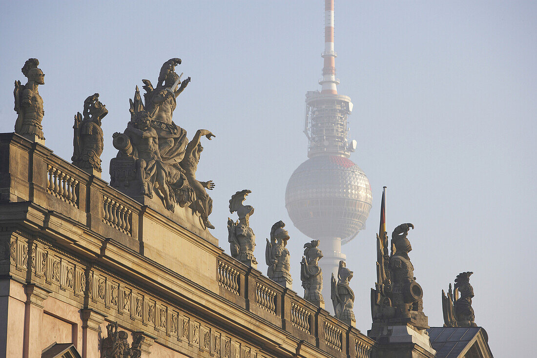 Blick auf den Fernsehturm über das Deutsche Historische Museum, Berlin, Deutschland
