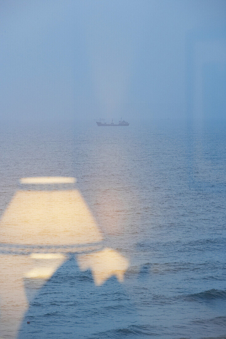 Blick auf den persichen Golf mit Schiff, Dubai, Vereinigte Arabische Emirate