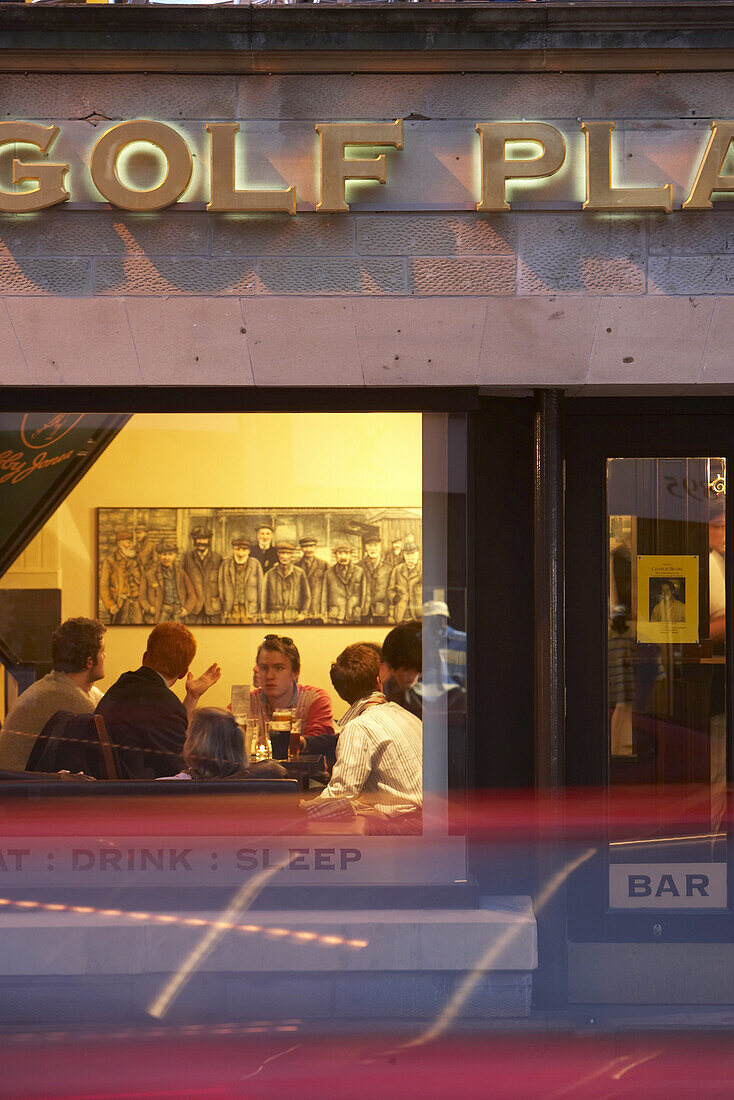 Männer im Pub in St. Andrews, Schottland