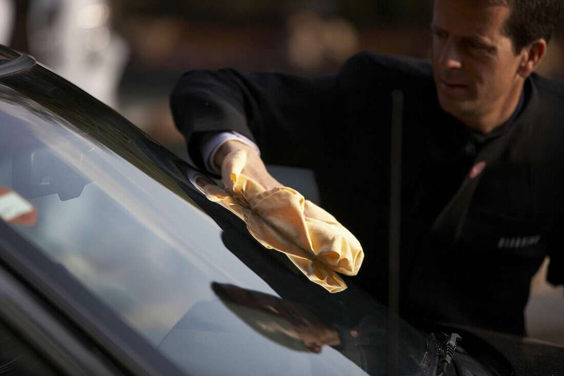 Chauffeur wäscht Frontscheibe, Hotel Giardino, Ascona, Tessin, Schweiz