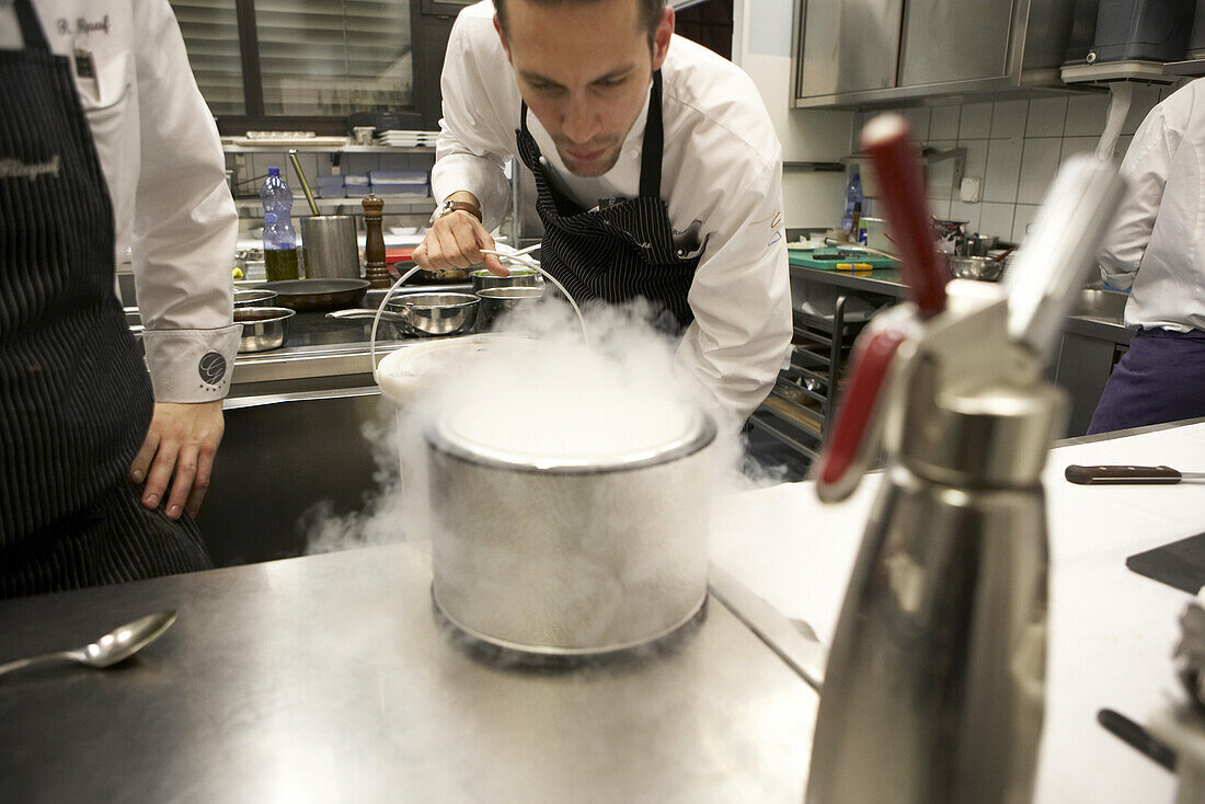 Mann in der Küche beim Kochen im Restaurant Ecco, Hotel Giardino, Ascona, Tessin, Schweiz