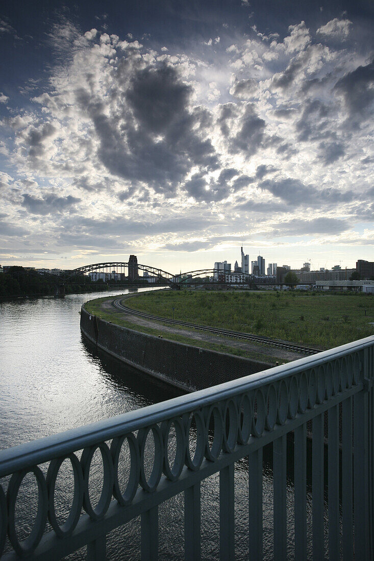 Industriegebiet am Osthafen, Main, Skyline, Frankfurt am Main, Hessen, Deutschland