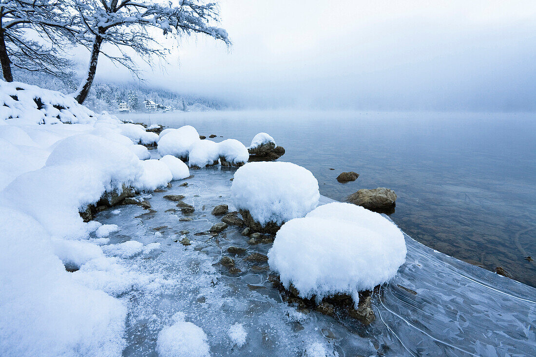 Schneehauben und Eis am Ufer des Kochelsees, Winter, Oberbayern, Deutschland