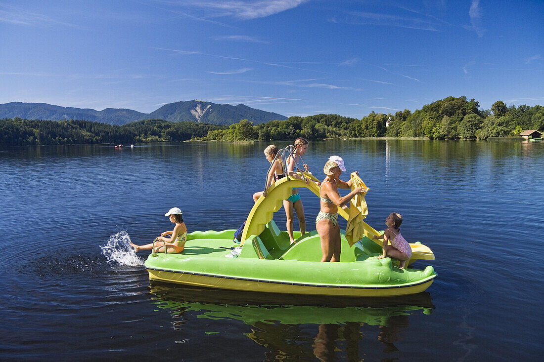 Frau 40 Jahre mit Kindern 6-10 Jahre im Tretboot auf dem Staffelsee bei Seehausen, Oberbayern, Deutschland, Model released