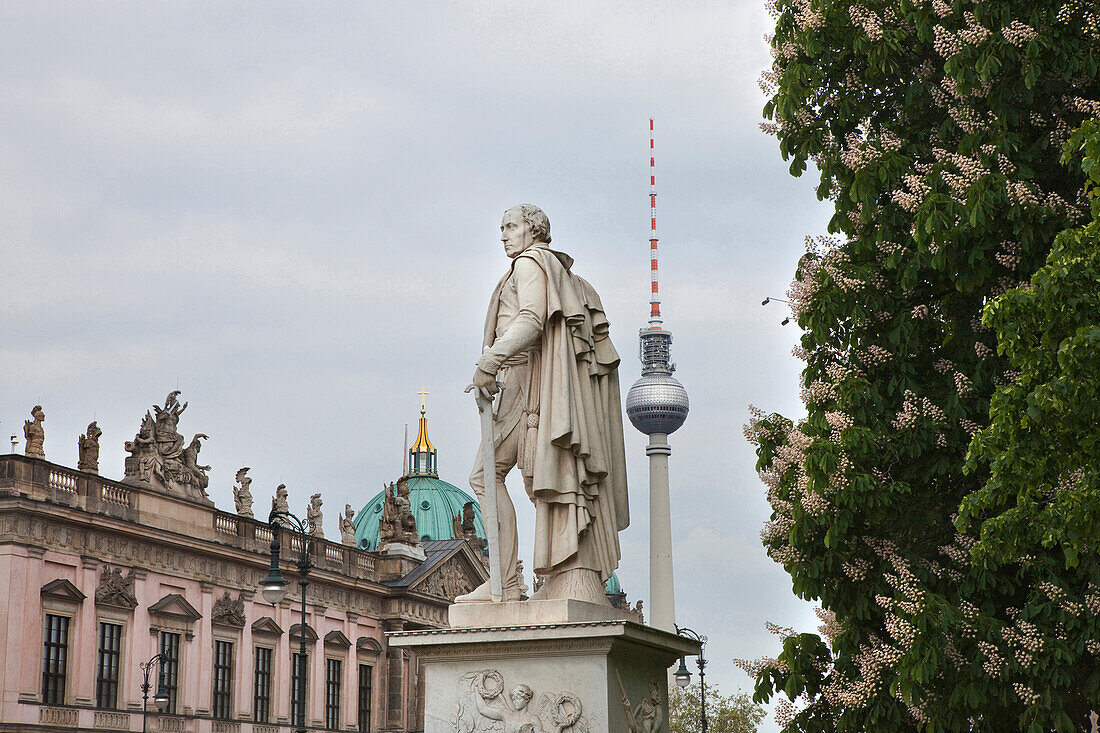 Friedrich Wilhelm von Bülow Denkmal, Deutsches Historisches Museum, Fernsehturm im Hintergrund, Unter den Linden, Berlin, Deutschland