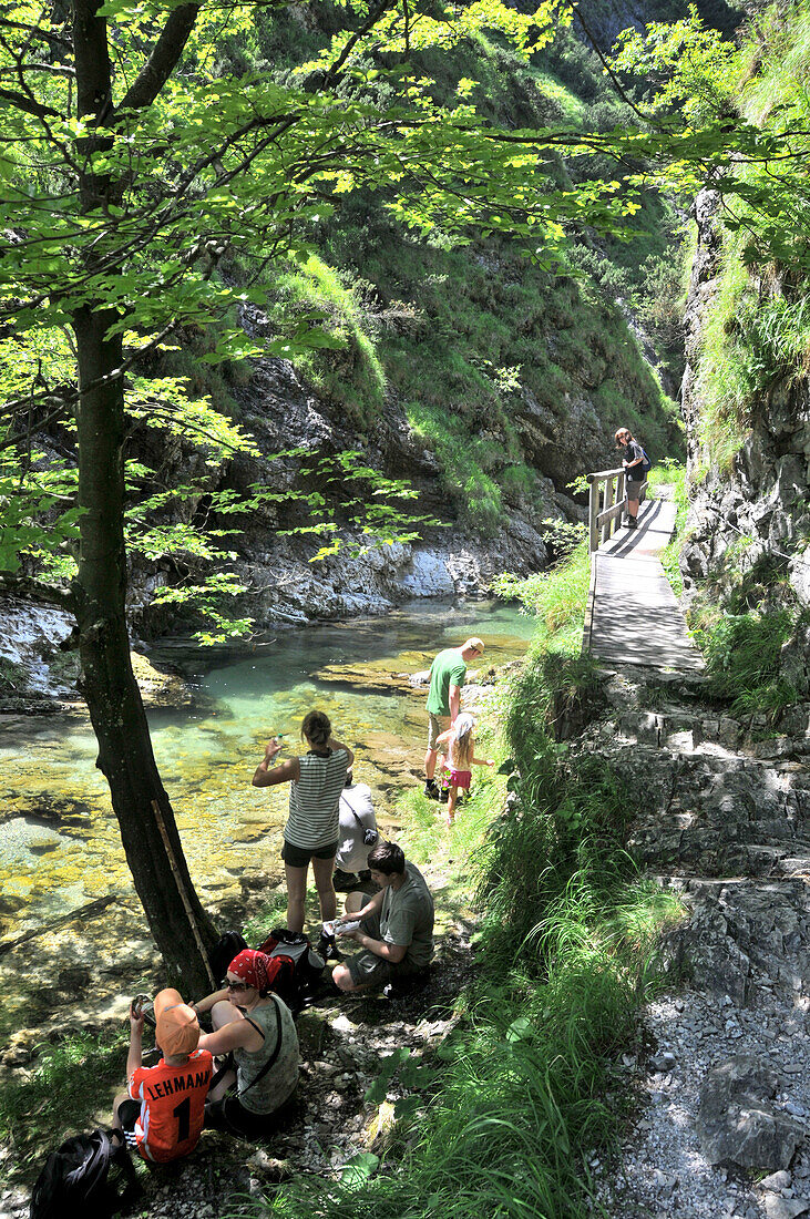 Wanderer beim Rasten, Weißbachschlucht bei Bad Reichenhall, Berchtesgadener Land, Oberbayern, Bayern, Deutschland