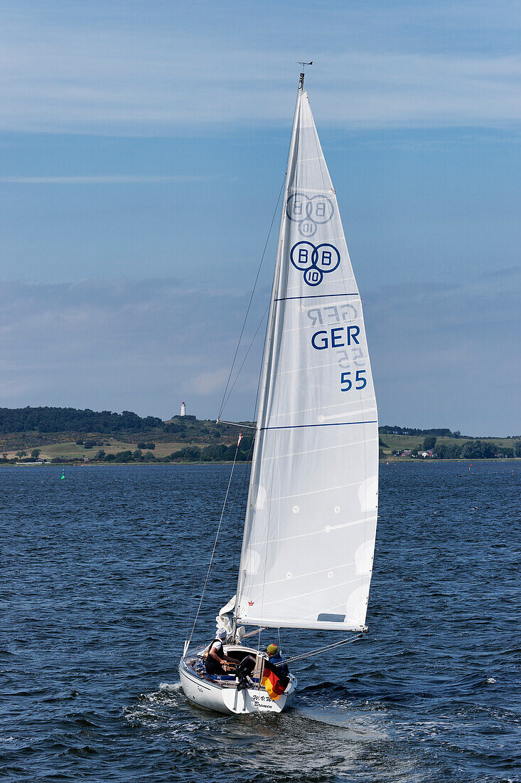 Segelboot bei voller Fahrt vor Leuchtturm Dornbusch, Vitter Bodden, Hiddensee, Mecklenburg-Vorpommern, Deutschland, Europa