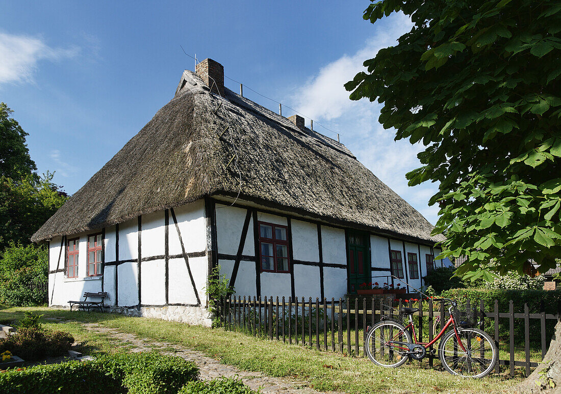 Schulmuseum im Sonnenlicht, Middelhagen, Mönchgut, Rügen, Mecklenburg-Vorpommern, Deutschland, Europa