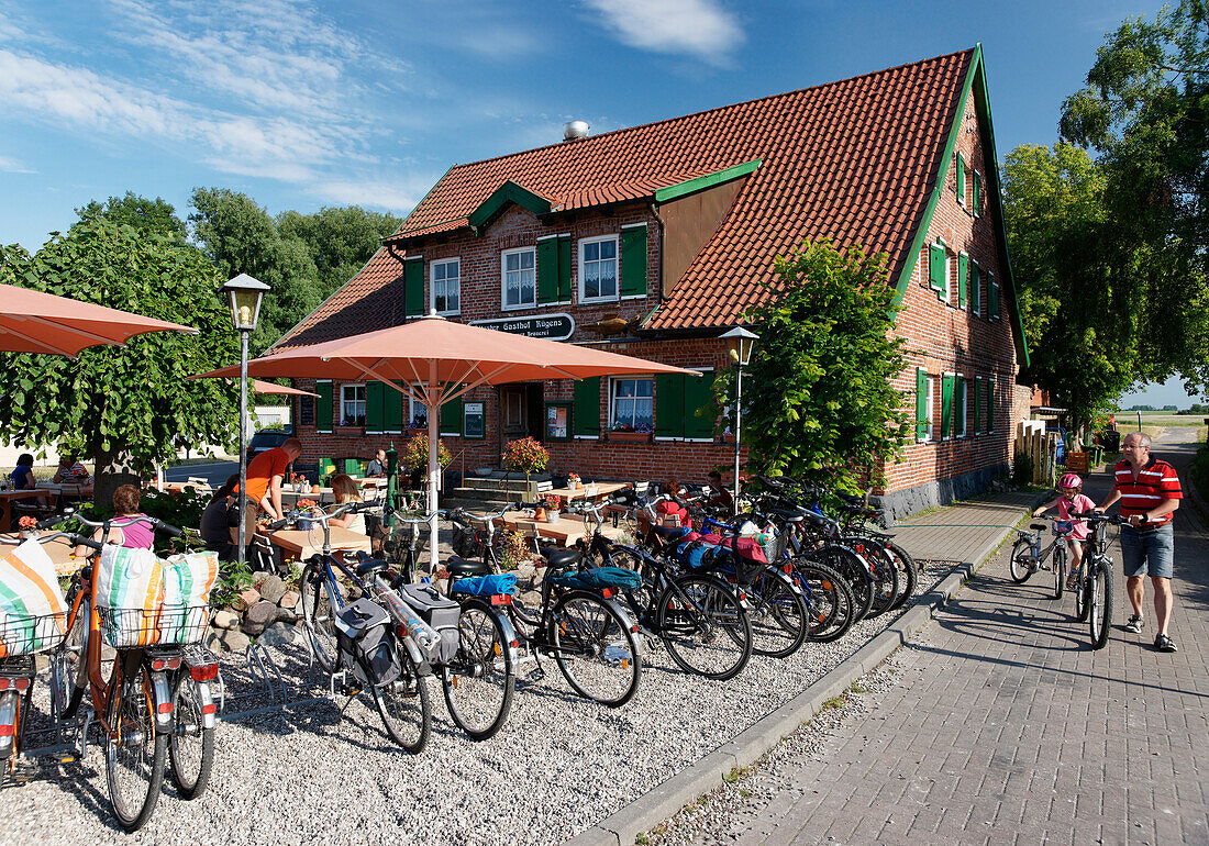Fahrräder vor dem Restaurant Zur Linde, Middelhagen, Mönchgut, Rügen, Mecklenburg-Vorpommern, Deutschland, Europa