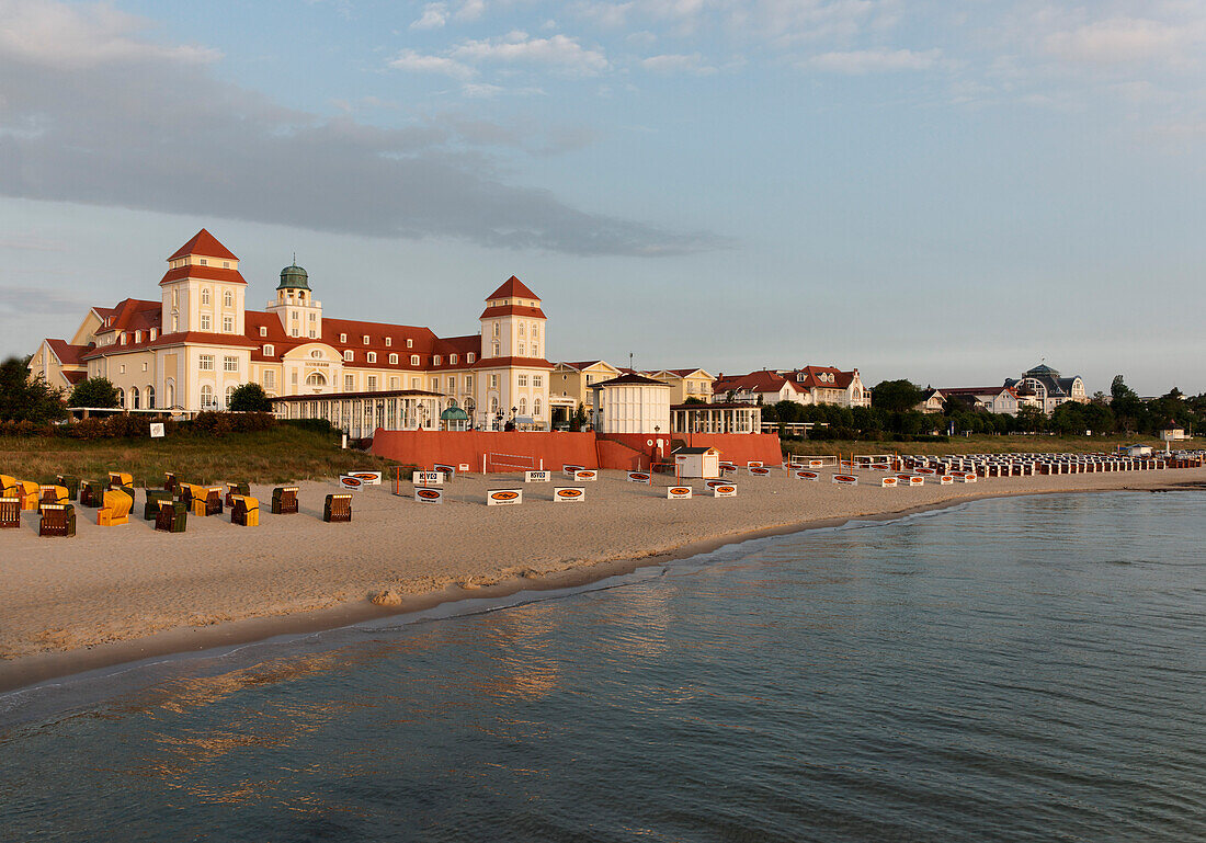 Blick auf Kurhaus am Strand, Ostseebad Binz, Rügen, Mecklenburg-Vorpommern, Deutschland, Europa