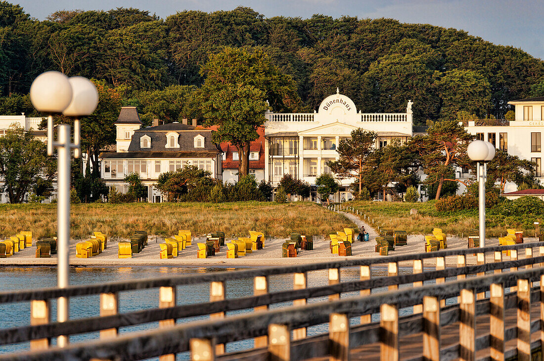 Blick auf einen Pier und Strandvillen, Ostseebad Binz, Rügen, Mecklenburg-Vorpommern, Deutschland, Europa