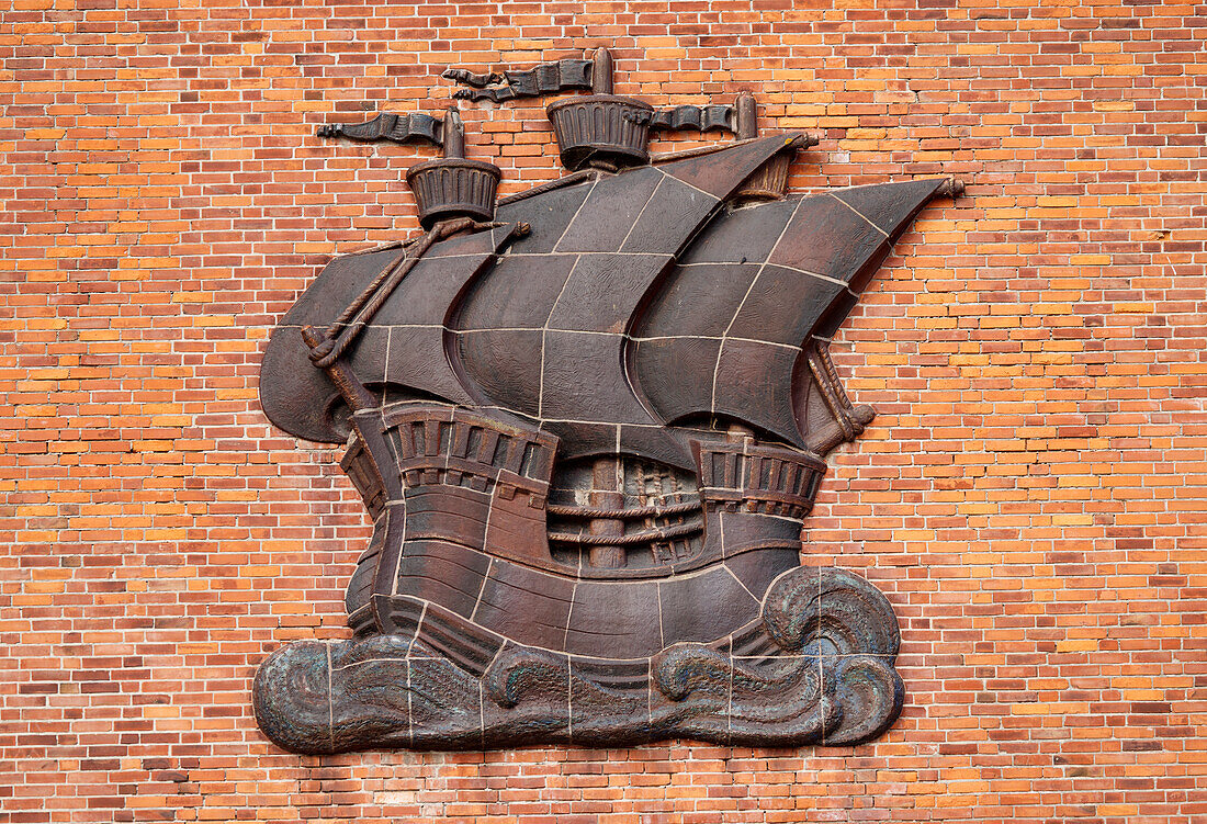 Relief einer Hansekogge an einer Backsteinwand am Hafen, Hansestadt Stralsund, Mecklenburg-Vorpommern, Deutschland, Europa