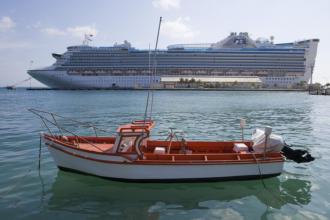 Kleines Fischerboot im Hafen vor Kreuzfahrtschiff Caribbean Princess (Princess Cruises), Oranjestad, Aruba, ABC-Inseln, Karibik